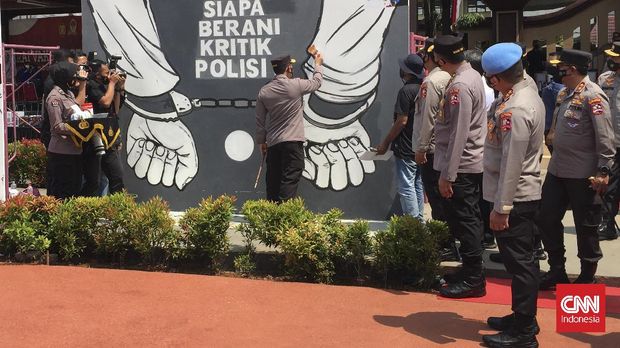 Kapolri Jenderal Listyo Sigit Prabowo membuka acara Bhayangkara Mural Festival 2021 - Piala Kapolri dengan menggoreskan cat pada salah satu mural milik peserta di Lapangan Bhayangkara, Mabes Polri, Jakarta pada Sabtu (30/10).