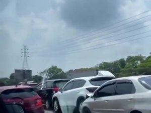 Kecelakaan Beruntun 11 Kendaraan di Tol Cikampek, Ada Korban Luka