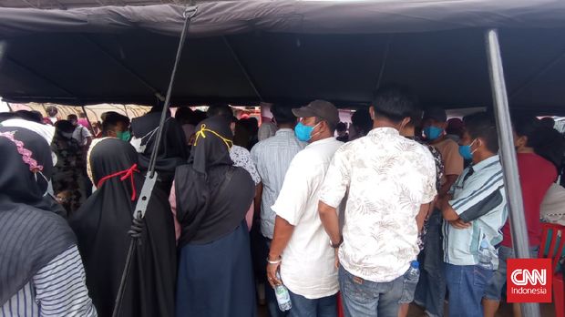 Kegiatan vaksin massal yang dilaksanakan oleh Forum Komunikasi Pimpinan Daerah (Forkopimda) Sumatera Barat (Sumbar) di Gor H. Agus Salim, Padang, Sumbar pada Sabtu (30/10) menimbulkan keramaian.