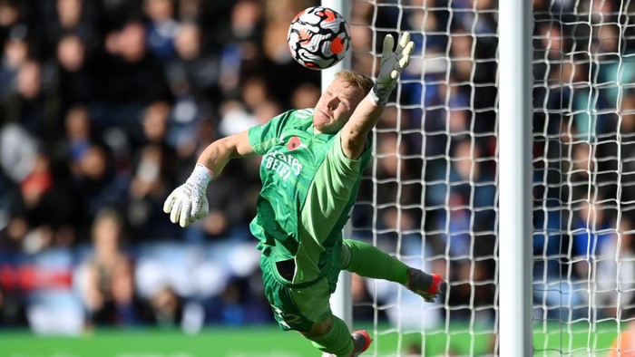 LEICESTER, ENGLAND - OCTOBER 30: Aaron Ramsdale of Arsenal makes a save during the Premier League match between Leicester City and Arsenal at The King Power Stadium on October 30, 2021 in Leicester, England. (Photo by Michael Regan/Getty Images)