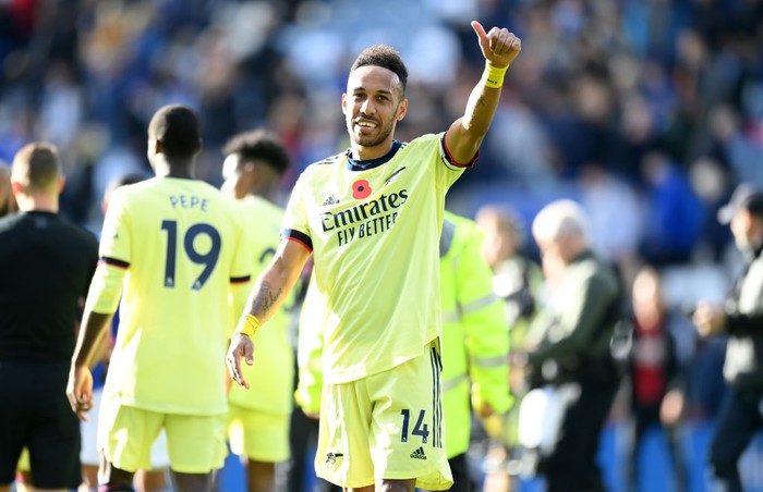 LEICESTER, ENGLAND - OCTOBER 30: Pierre-Emerick Aubameyang of Arsenal acknowledges the fans after his sides victory in the Premier League match between Leicester City and Arsenal at The King Power Stadium on October 30, 2021 in Leicester, England. (Photo by Michael Regan/Getty Images)
