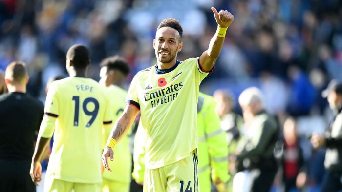 LEICESTER, ENGLAND - OCTOBER 30: Pierre-Emerick Aubameyang of Arsenal acknowledges the fans after his sides victory in the Premier League match between Leicester City and Arsenal at The King Power Stadium on October 30, 2021 in Leicester, England. (Photo by Michael Regan/Getty Images)