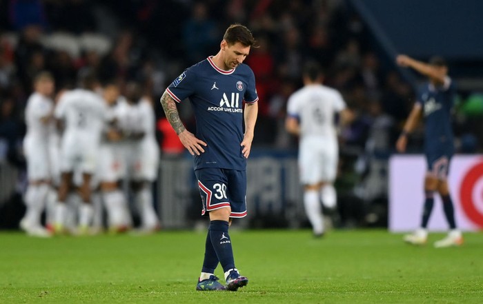 PARIS, FRANCE - OCTOBER 29: Lionel Messi of Paris Saint-Germain looks dejected after Jonathan David of Lille scored the first goal during the Ligue 1 Uber Eats match between Paris Saint Germain and Lille OSC at Parc des Princes on October 29, 2021 in Paris, France. (Photo by Justin Setterfield/Getty Images)