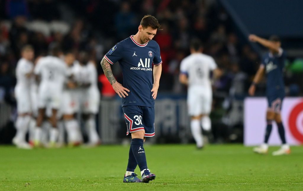 PARIS, FRANCE - OCTOBER 29: Lionel Messi of Paris Saint-Germain looks dejected after Jonathan David of Lille scored the first goal during the Ligue 1 Uber Eats match between Paris Saint Germain and Lille OSC at Parc des Princes on October 29, 2021 in Paris, France. (Photo by Justin Setterfield/Getty Images)