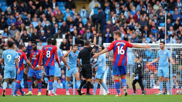 MANCHESTER, ENGLAND - OCTOBER 30: Aymeric Laporte of Manchester City us shown a red card by Referee Andre Marriner during the Premier League match between Manchester City and Crystal Palace at Etihad Stadium on October 30, 2021 in Manchester, England. (Photo by Alex Livesey/Getty Images)