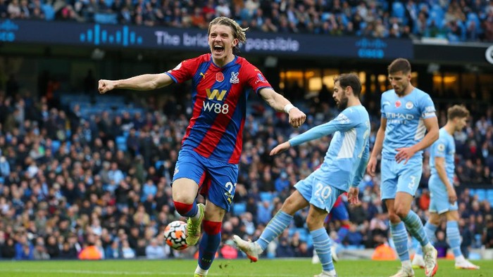 MANCHESTER, ENGLAND - OCTOBER 30: Conor Gallagher of Crystal Palace celebrates after scoring their teams second goal during the Premier League match between Manchester City and Crystal Palace at Etihad Stadium on October 30, 2021 in Manchester, England. (Photo by Alex Livesey/Getty Images)