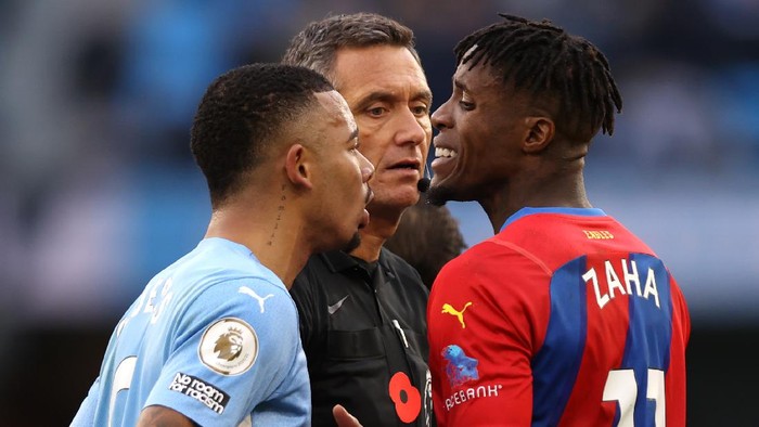 MANCHESTER, ENGLAND - OCTOBER 30: Gabriel Jesus of Manchester City clashes with Wilfried Zaha of Crystal Palace during the Premier League match between Manchester City and Crystal Palace at Etihad Stadium on October 30, 2021 in Manchester, England. (Photo by Naomi Baker/Getty Images)
