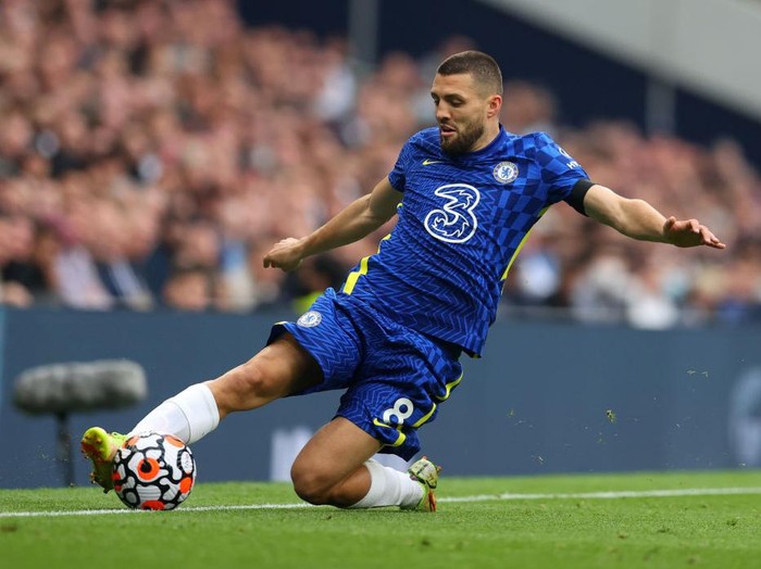 LONDON, ENGLAND - AUGUST 22: Mateo Kovacic of Chelsea in action during the Premier League match between Arsenal  and  Chelsea at Emirates Stadium on August 22, 2021 in London, England. (Photo by Michael Regan/Getty Images)
