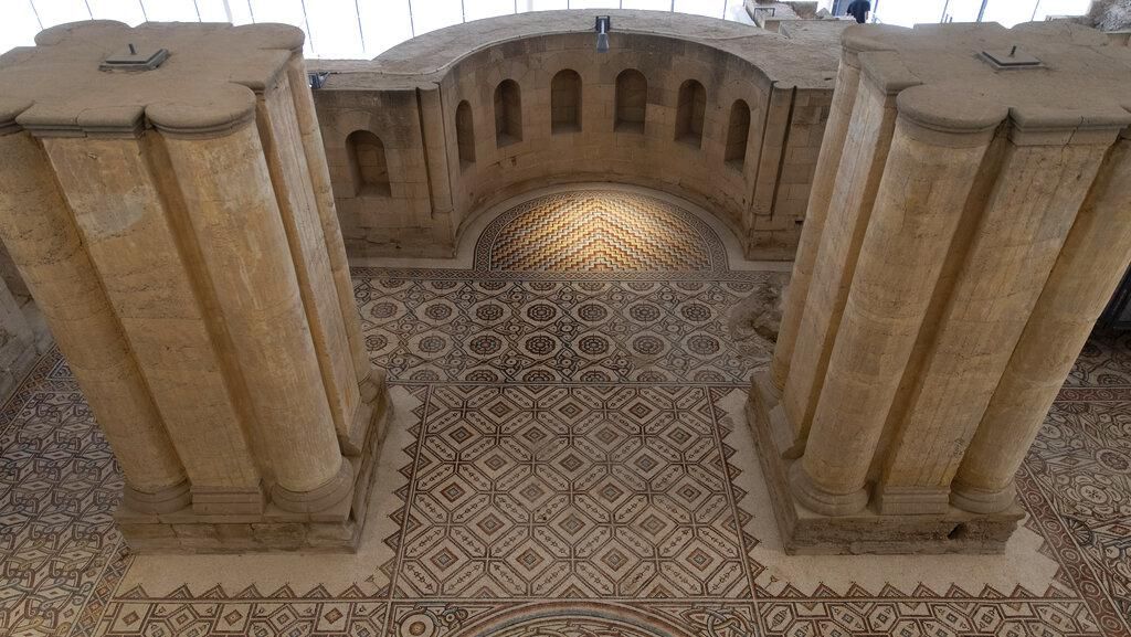 Melihat Keindahan Lantai Mosaik di Istana Hisham Palestina Melihat Keindahan Lantai Mosaik di Istana Hisham Palestina