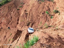 Ngeri! Mobil Nyaris Masuk Jurang Usai Longsor di Jalan Mamuju-Mamasa