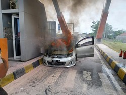 Mobil Pasutri Asal Sidoarjo Terbakar di Tol Mojokerto Gegara Korsleting Listrik