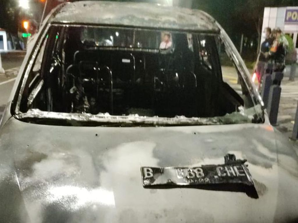 Takut Dibegal, Pengemudi Bawa Mobil Ban Bocor hingga Terbakar di Jakpus