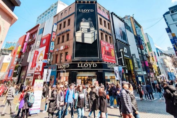 Sering dijadikan tempat berbelanja, berjalan-jalan dan makan, Myeongdong memang sering dijadikan tempat nongkrong juga nih, terlebih lagi oleh para artis Korea.