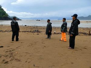 Nelayan Trenggalek Hilang Dihantam Ombak Saat Pulang Melaut Nelayan Trenggalek Hilang Dihantam Ombak Saat Pulang Melaut