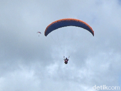 Ngabuburit Sambil Lihat Aksi Paralayang Motor di Pantai Mayangan Probolinggo