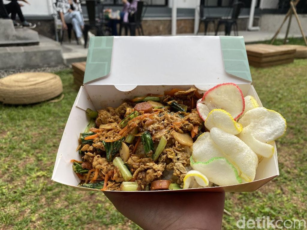 Piknik Seru Makan Nasi Gila hingga Croissant di Pos Bloc Jakarta