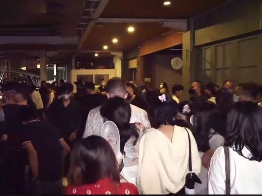 Kerumunan Pesta Halloween di Bengkel Cafe SCBD Berakhir Dibubarkan Polisi