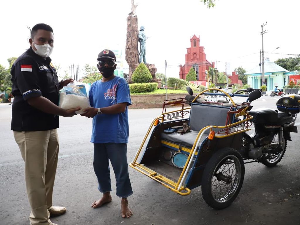 Polisi Kota Kediri Salurkan Bantuan Sembako ke Tukang Becak