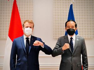 Pakai Bahasa Indonesia, Macron Sebut Jokowi Sahabat yang Terhormat