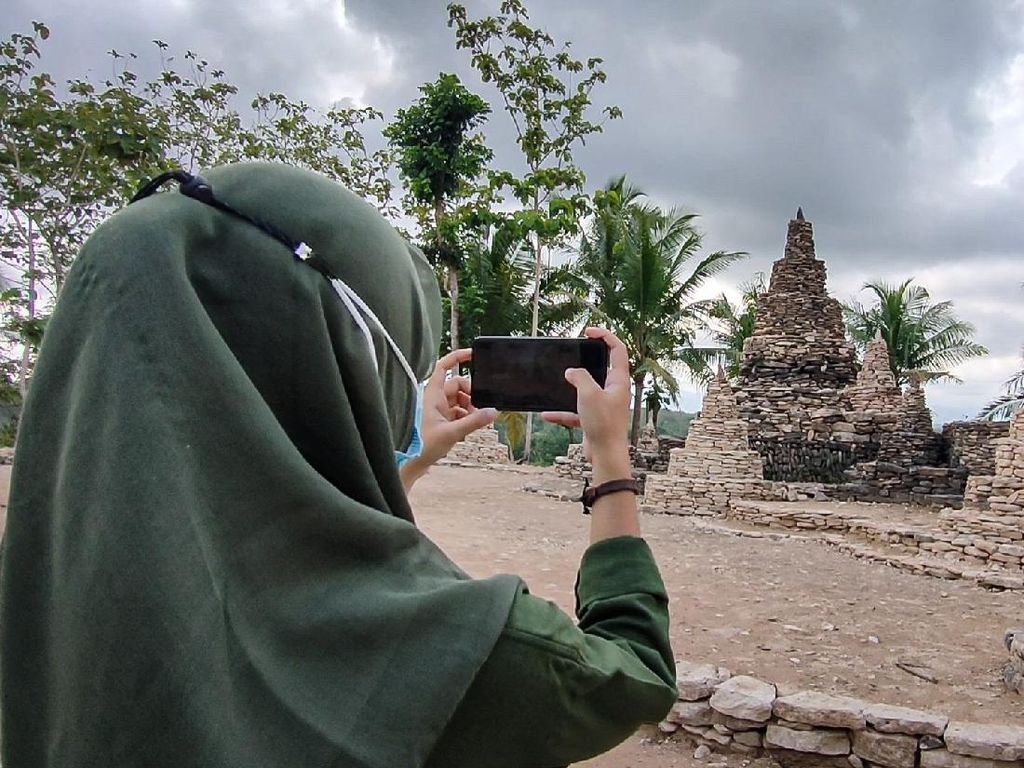 Warga Kulon Progo Susun Batu Jadi Replika Candi di Lokasi Bekas Tambang