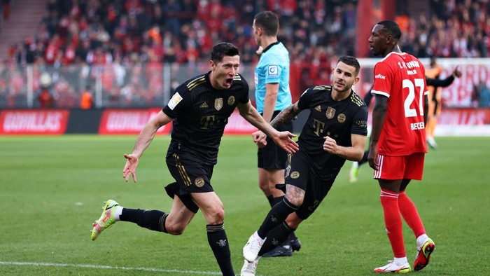 BERLIN, GERMANY - OCTOBER 30: Robert Lewandowski of FC Bayern Muenchen celebrates scoring his sides second goal during the Bundesliga match between 1. FC Union Berlin and FC Bayern München at Stadion An der Alten Foersterei on October 30, 2021 in Berlin, Germany. (Photo by Boris Streubel/Getty Images)