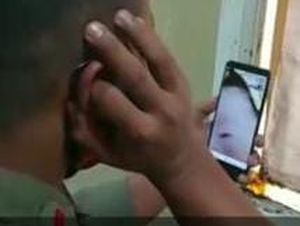 Mengharukan, Brimob Azani Anaknya Via Video Call Saat Bertugas di Papua