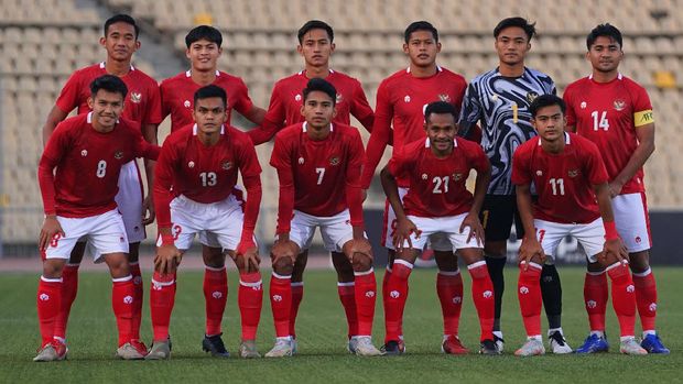 Pemain Timnas Indonesia berpose sebelum bertanding melawan Timnas Australia pada leg kedua kualifikasi Piala Asia U-23 di Stadion Republican Central, Dushanbe, Tajikistan, Jumat (29/10/2021). Timnas Indonesia kalah 0-1 atas Australia. ANTARA FOTO/HO/Humas PSSI/wpa/rwa.