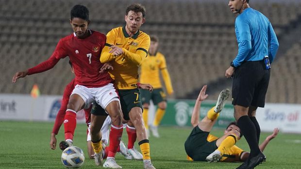 Pesepak bola Timnas Indonesia Marselino Ferdinan (kiri) berebut bola dengan pesepak bola Timnas Australia Lachlan Brook (kanani) pada leg kedua kualifikasi Piala Asia U-23 di Stadion Republican Central, Dushanbe, Tajikistan, Jumat (29/10/2021). Timnas Indonesia kalah 0-1 atas Australia. ANTARA FOTO/HO/Humas PSSI/wpa/rwa.