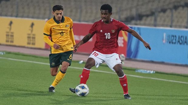 Pesepak bola Timnas Indonesia Ramai Rumakiek (kanan) berebut bola dengan pesepak bola Timnas Australia Fabian Monge (kiri) pada leg kedua kualifikasi Piala Asia U-23 di Stadion Republican Central, Dushanbe, Tajikistan, Jumat (29/10/2021). Timnas Indonesia kalah 0-1 atas Australia. ANTARA FOTO/HO/Humas PSSI/wpa/rwa.