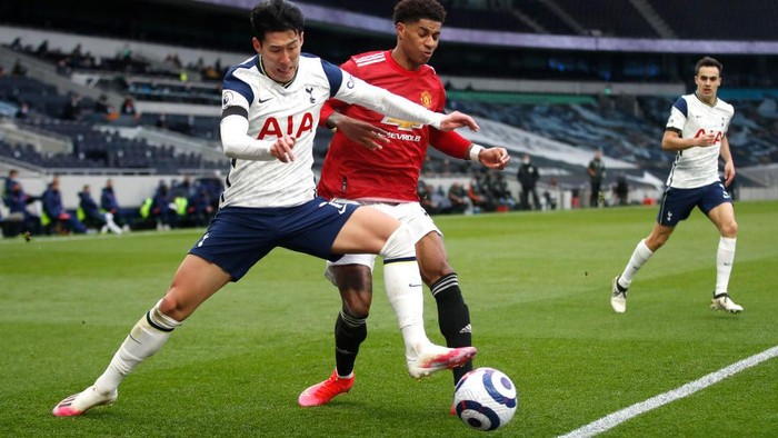 LONDON, ENGLAND - APRIL 11: Marcus Rashford of Manchester United battles for possession with Son Heung-Min of Tottenham Hotspur during the Premier League match between Tottenham Hotspur and Manchester United at Tottenham Hotspur Stadium on April 11, 2021 in London, England. Sporting stadiums around the UK remain under strict restrictions due to the Coronavirus Pandemic as Government social distancing laws prohibit fans inside venues resulting in games being played behind closed doors. (Photo by Matthew Childs - Pool/Getty Images)