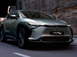 Toyota Segera Luncurkan Mobil Listrik: Innova Listrik atau bZ4X? Toyota Segera Luncurkan Mobil Listrik: Innova Listrik atau bZ4X?