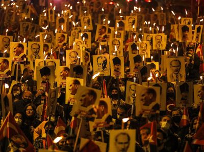 Perayaan Hari Republik di Turki, Foto Kemal Ataturk Diangkat Tinggi-tinggi