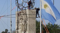 Pekerja menyelesaikan monumen untuk menghormati legenda sepakbola Diego Maradona, di Santa Clara, Argentina, (29/10/2021). (Vicente Robles/AP Photo)