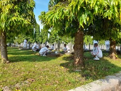 Kemensos dan Unhan RI Bersih-bersih TMP Kalibata Jelang Hari Pahlawan