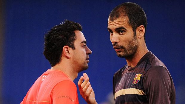 ROME - MAY 26:  Josep Guardiola coach of Barcelona speaks to Xavi during the Barcelona training session prior to UEFA Champions League Final versus Manchester United at the Stadio Olimpico on May 26, 2009 in Rome, Italy.  (Photo by Jasper Juinen/Getty Images)