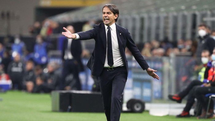 MILAN, ITALY - OCTOBER 24: FC Internazionale coach Simone Inzaghi shouts to his players during the Serie A match between FC Internazionale and Juventus at Stadio Giuseppe Meazza on October 24, 2021 in Milan, Italy. (Photo by Marco Luzzani/Getty Images)