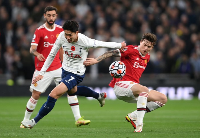 LONDON, ENGLAND - OCTOBER 30: Heung-Min Son of Tottenham Hotspur battles for possession with Victor Lindeloef of Manchester United during the Premier League match between Tottenham Hotspur and Manchester United at Tottenham Hotspur Stadium on October 30, 2021 in London, England. (Photo by Mike Hewitt/Getty Images)