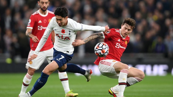 LONDON, ENGLAND - OCTOBER 30: Heung-Min Son of Tottenham Hotspur battles for possession with Victor Lindeloef of Manchester United during the Premier League match between Tottenham Hotspur and Manchester United at Tottenham Hotspur Stadium on October 30, 2021 in London, England. (Photo by Mike Hewitt/Getty Images)