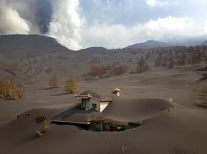 Abu Gunung Berapi Spanyol Tenggelamkan Rumah Warga Abu Gunung Berapi Spanyol Tenggelamkan Rumah Warga