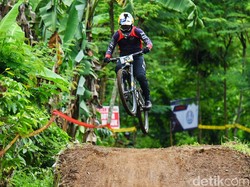 Diguyur Hujan Deras, Banyuwangi Ijen Geopark Downhill Malah Tambah Seru