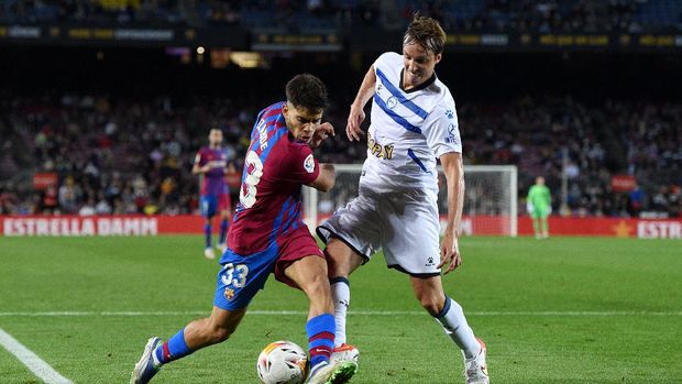 BARCELONA, SPAIN - OCTOBER 30: Abdessamad Ezzalzouli of FC Barcelona battles for possession with Tomas Pina of Deportivo Alaves during the LaLiga Santander match between FC Barcelona and Deportivo Alaves at Camp Nou on October 30, 2021 in Barcelona, Spain. (Photo by Alex Caparros/Getty Images)