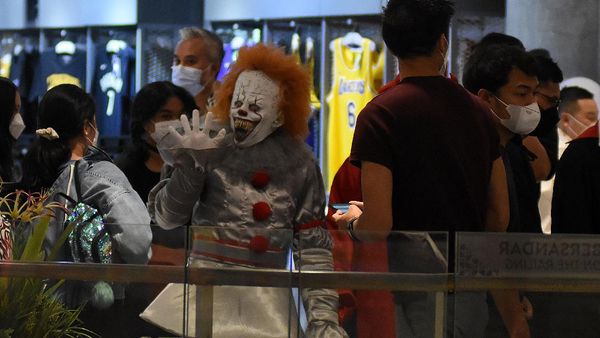 Cosplayer Halloween Wara-wiri di Pusat Belanja