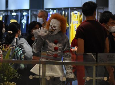 Cosplayer Halloween Wara-wiri di Pusat Belanja
