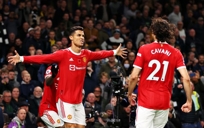LONDON, ENGLAND - OCTOBER 30: Cristiano Ronaldo of Manchester United celebrates scoring his sides first goal with Edinson Cavani during the Premier League match between Tottenham Hotspur and Manchester United at Tottenham Hotspur Stadium on October 30, 2021 in London, England. (Photo by Catherine Ivill/Getty Images)