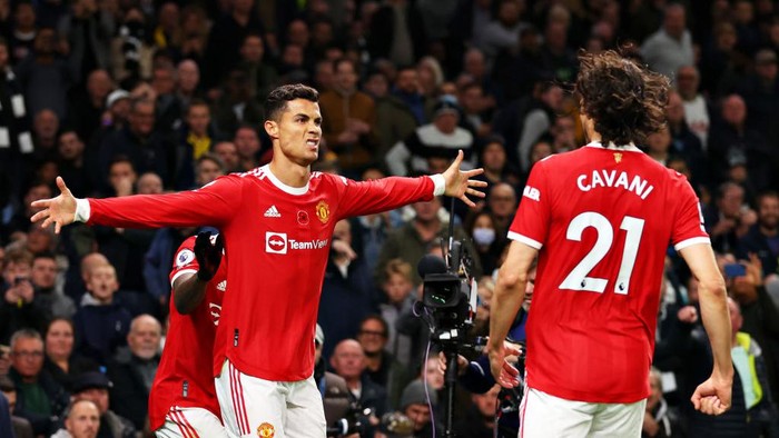 Cristiano Ronaldo-Edinson Cavani LONDON, ENGLAND - OCTOBER 30: Cristiano Ronaldo of Manchester United celebrates scoring his sides first goal with Edinson Cavani during the Premier League match between Tottenham Hotspur and Manchester United at Tottenham Hotspur Stadium on October 30, 2021 in London, England. (Photo by Catherine Ivill/Getty Images)