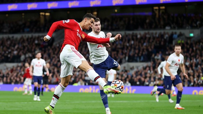 Cristiano Ronaldo. Spurs vs MU LONDON, ENGLAND - OCTOBER 30: Cristiano Ronaldo of Manchester United scores their team's first goal during the Premier League match between Tottenham Hotspur and Manchester United at Tottenham Hotspur Stadium on October 30, 2021 in London, England. (Photo by Catherine Ivill/Getty Images)
