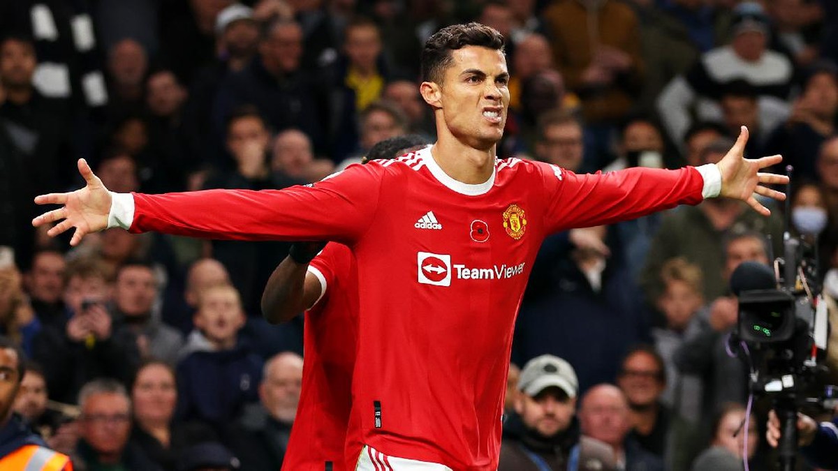 Akun Cristiano Ronaldo mengomentari unggahan yang mencemooh Lionel Messi. (Foto: Getty Images/Catherine Ivill)