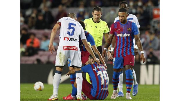 Soccer Football - LaLiga - FC Barcelona v Deportivo Alaves - Camp Nou, Barcelona, Spain - October 30, 2021 FC Barcelona's Sergio Aguero  after sustaining an injury REUTERS/Albert Gea