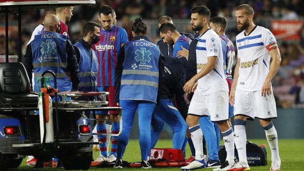 Soccer Football - LaLiga - FC Barcelona v Deportivo Alaves - Camp Nou, Barcelona, Spain - October 30, 2021 FC Barcelona's Sergio Aguero leaves the pitch after sustaining an injury REUTERS/Albert Gea