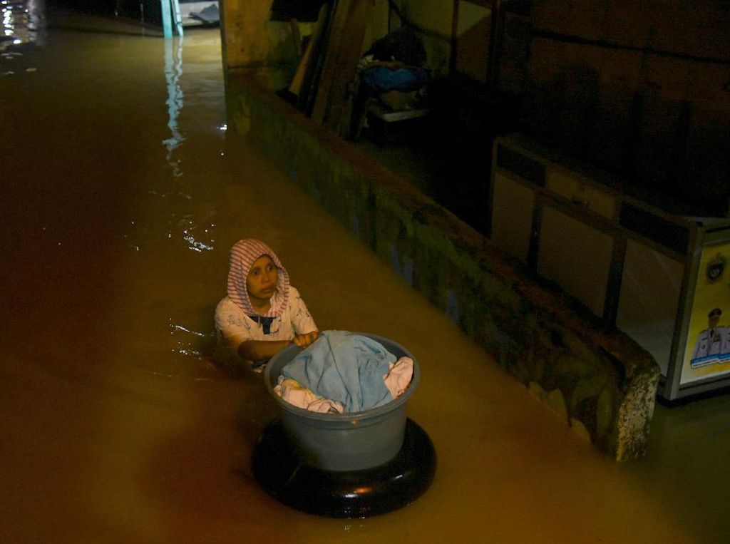Gegara Hujan Sungai Deli Meluap dan Rendam Rumah Warga Medan
